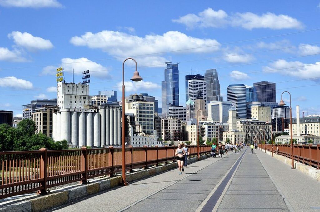 Scenic tour sees the important landmarks and sights in Minneapolis