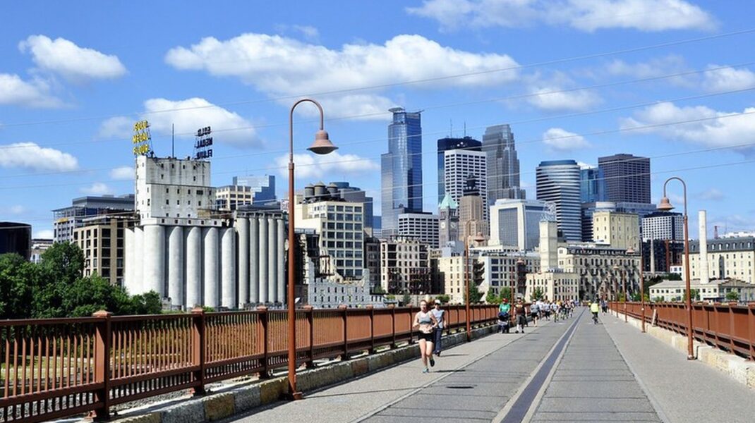 Scenic tour sees the important landmarks and sights in Minneapolis