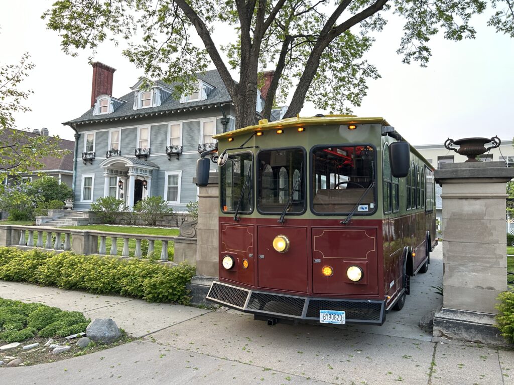 Trolley leaving the mansion