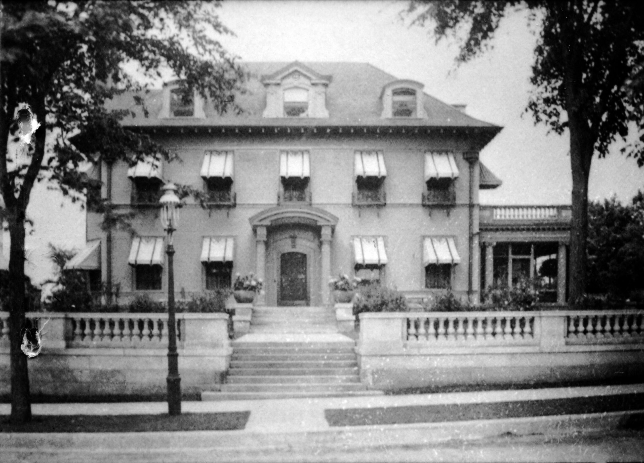 Period photograph of the Eugene J. Carpenter Mansion at 300 Clifton Avenue in Minneapolis, the Georgian Revival house that opens the Gilded Age Mansion Tour route
